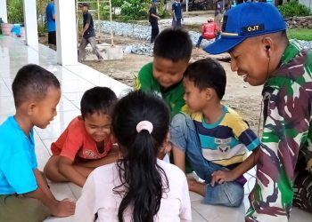 Hilangkan Jenuh dan Rindu Keluarga, Lettu Inf Sukamto Memetik Senyuman dari Anak-anak Saat Bermain Bersama