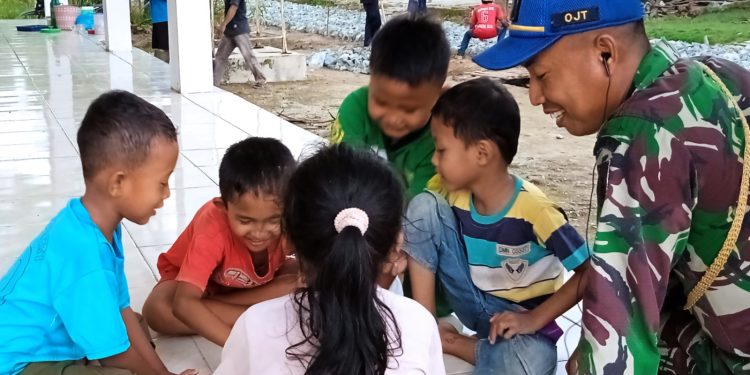 Hilangkan Jenuh dan Rindu Keluarga, Lettu Inf Sukamto Memetik Senyuman dari Anak-anak Saat Bermain Bersama