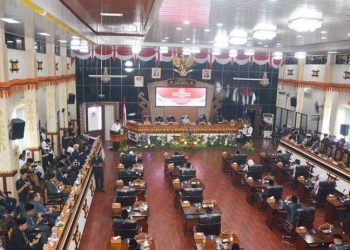 Sebanyak 25 Anggota DPRD terpilih kota metro resmi dilantik kader partai PDIP Ria Hartini sebagai ketua sementara